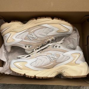 *NEVER WORN* NEW BALANCE 725 UNISEX BEIGE AND WHITE LACE UP SNEAKERS